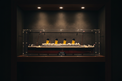 LEGO Titanic Vitrine im stimmungsvollen Sammler-Ambiente