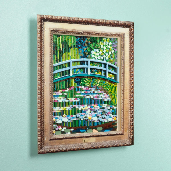 31220 Claude Monet – Brücke über einen Seerosenteich - Wandvitrine (Special Editon)