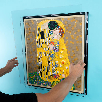 31221 Gustav Klimt – Der Kuss - Wandvitrine