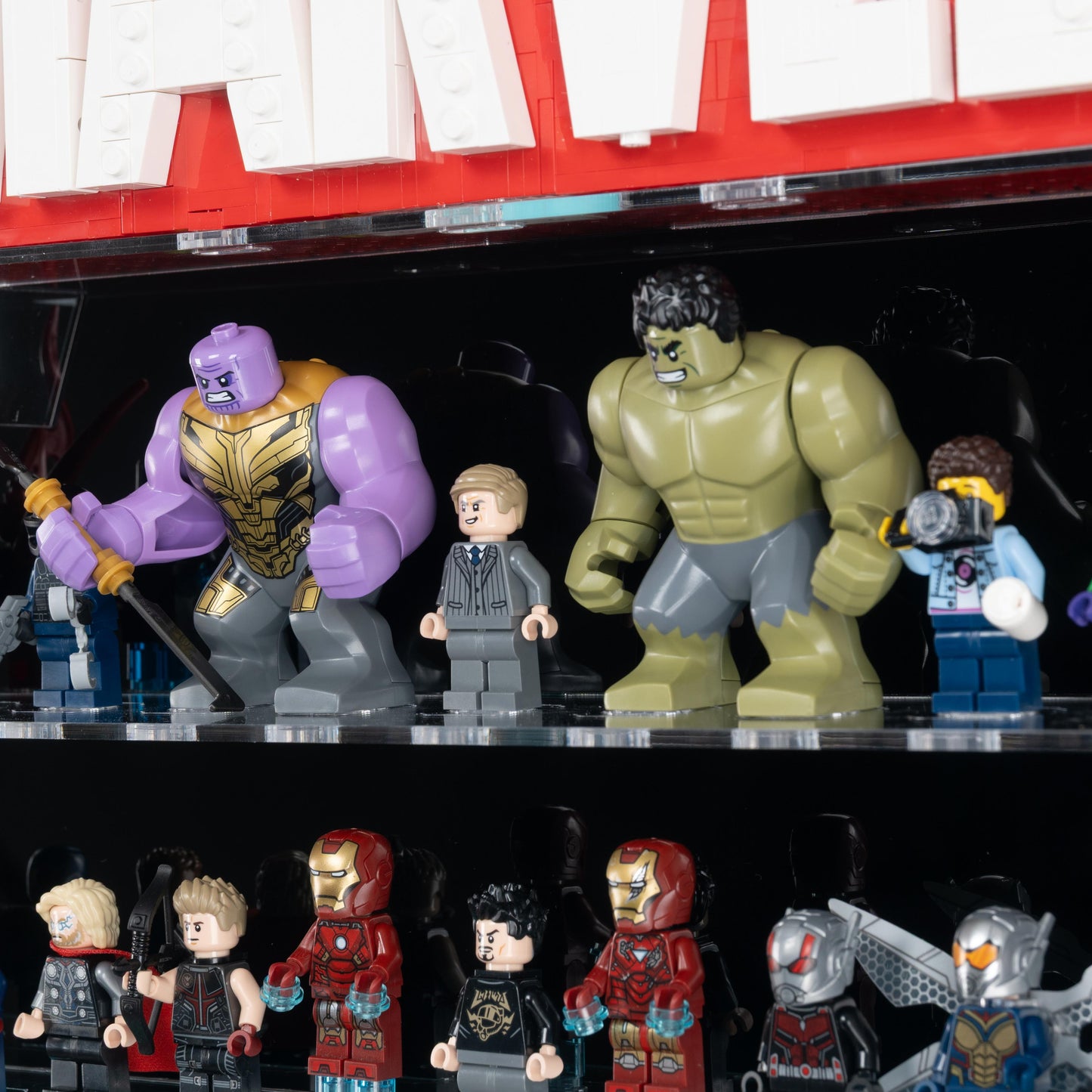 Wandvitrine LEGO® Marvel für 128 Minifiguren & Marvel Logo